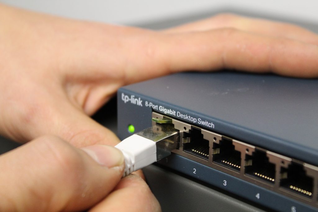 Netzwerkinstallation in einem Gebäude, mit Fokus auf LAN-Verkabelung und Netzwerkdosen